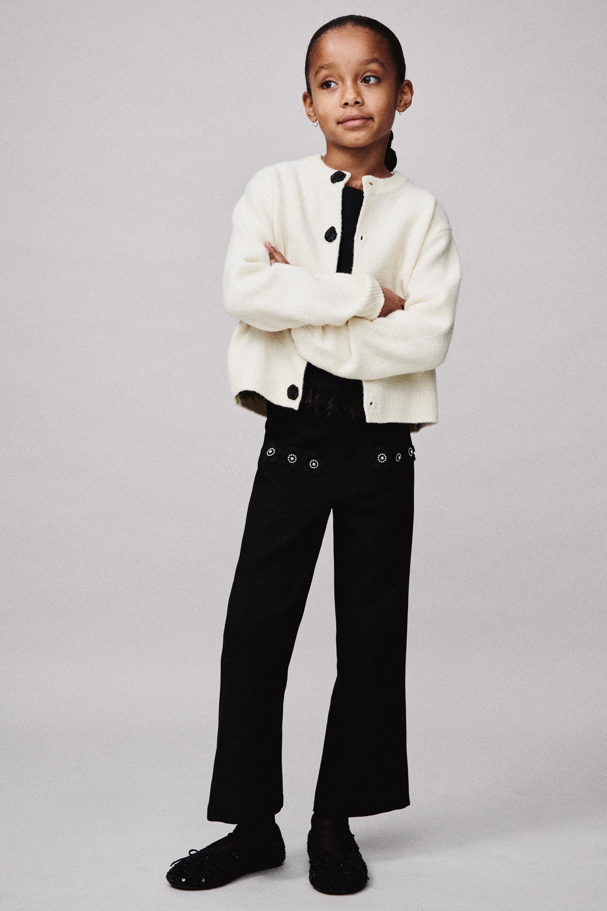 SATIN FLOWER BUTTON CARDIGAN